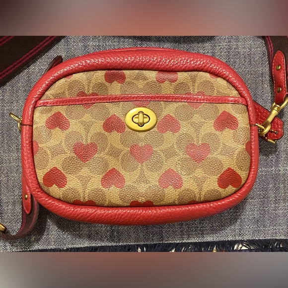 Coach Camera Bag In Signature Canvas With Heart Print - Picture 4 of 6